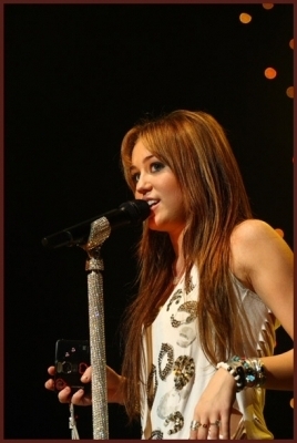 Miley in concert (4)