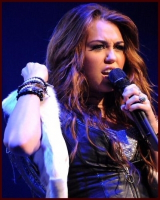 Miley in concert (26)