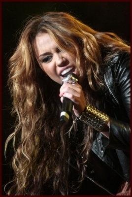 Miley in concert (39)