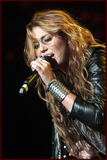 Miley in concert (48)