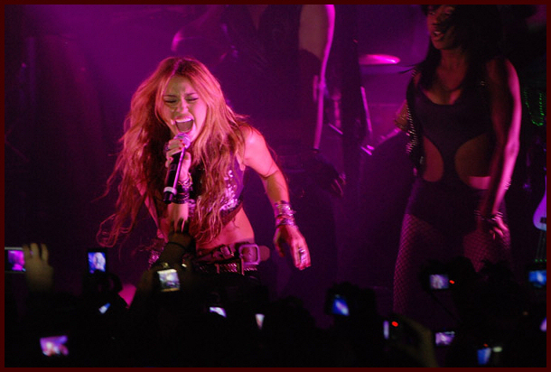 Miley in concert (59)