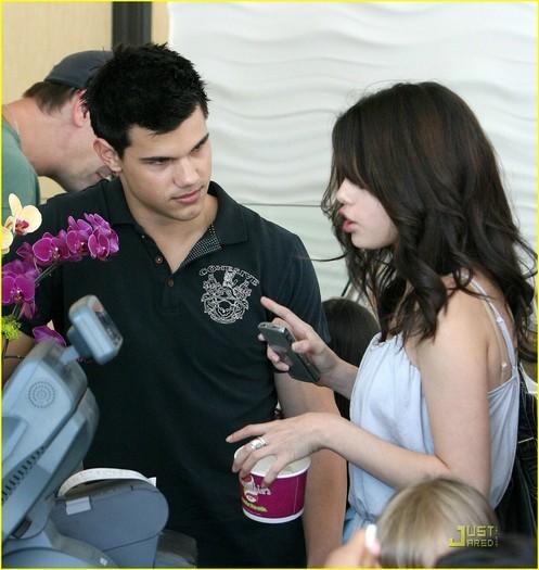 Selena and Taylor (4)