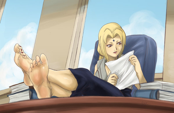 Tsunade_at_desk_by_lostonezero