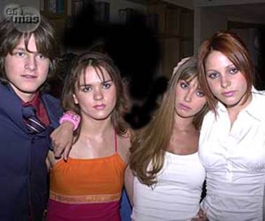 Karlacossio5horiz_sello