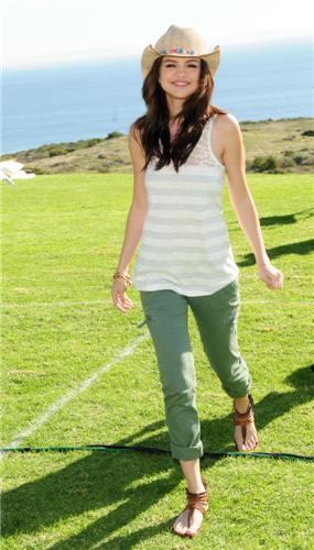 selena-dream-out-loud-spring-2011-photo-shoot-7 - SELENA SEDINTA FOTO