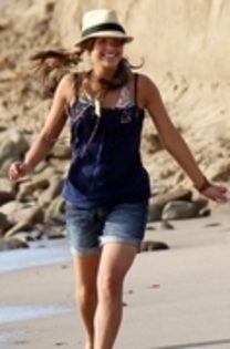 Nicole-on-set-of-JONAS-in-Malibu-March-2-2010-nicole-anderson-13307444-264-399