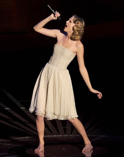 taylor-swift-a-cantat-desculta