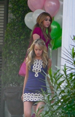 normal_007 - So Undercover On The Set 21st December 2010-00