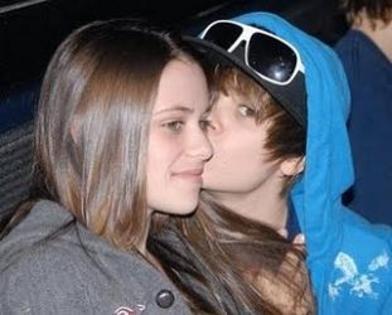 justin-bieber-kissing-a-girl_78165911 - poze cu saruturile lui justin bieber