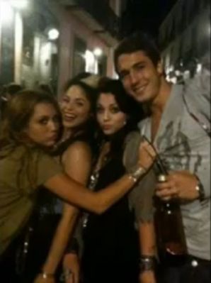 normal_NewMIleyRareMileySource001 - Miluus with her friends fans and family-00