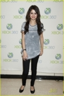 26734915_GGYNYSCAA - December 11th-Y100 Jingle Ball 2010 backstage