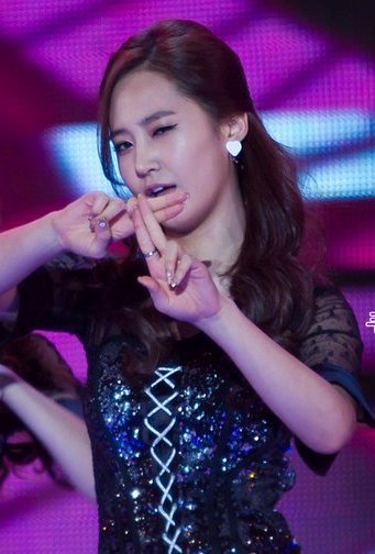 74824_176086795735203_100000016513727_599608_5717988_n - Yuri