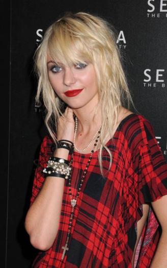 Taylor_Momsen - actrita      Taylor Momsen isi critica dur parintii