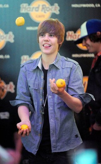 73906_125832677473465_100001402004751_167875_2445402_n - Justin Bieber-jb