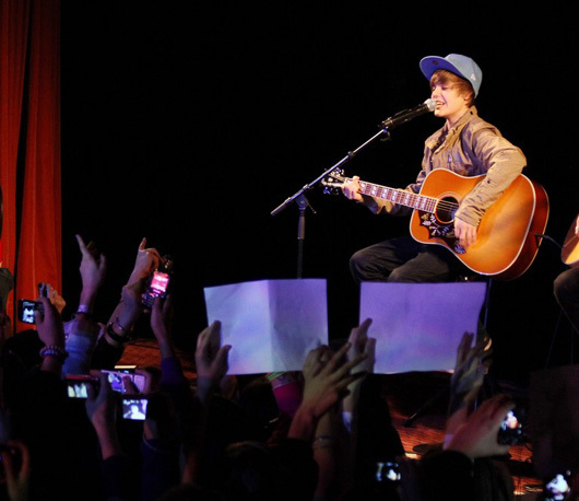 justin-bieber-con-cert-10 - Justin Bieber in concert la turnul Eiffel