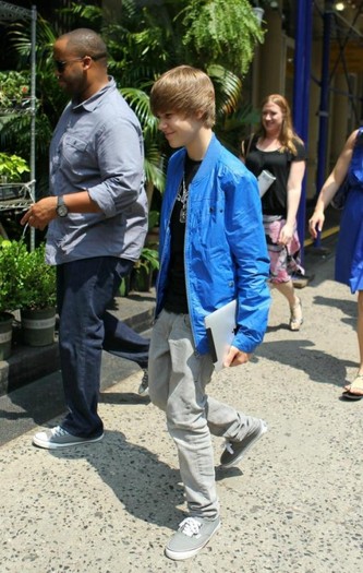 justin-bieber-flower-shopping-1_0-507x800