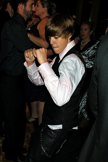 justin-bieber-nunta-5 - Justin Bieber la nunta chitaristului sau