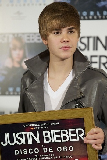 justin_bieber_madrid-fani2 - Justin Bieber la o sedinta de autografe in Madrid
