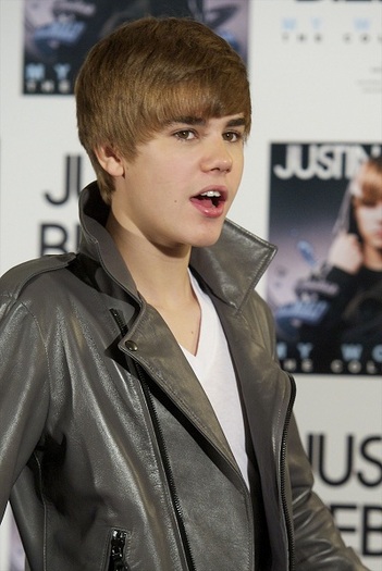 justin_bieber_madrid-fani6 - Justin Bieber la o sedinta de autografe in Madrid