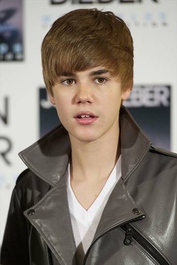 justin_bieber_madrid-fani4 - Justin Bieber la o sedinta de autografe in Madrid