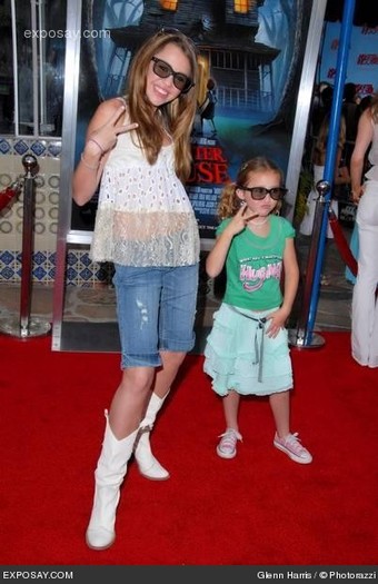 noah-cyrus-monster-house-los-angeles-premiere-j4OT2N