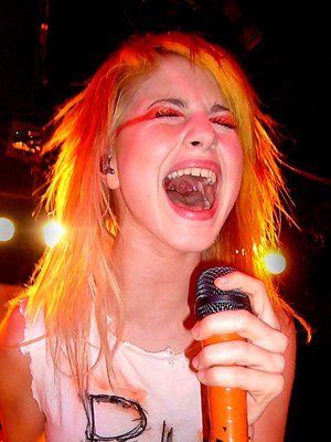 B.o.B_-_Airplanes_ft._Hayley_Williams_of_Paramore[2]