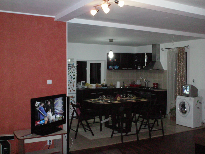 bucataria , nu sosise barul - PRIN CURTE