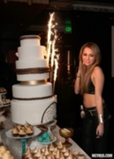 25027344_LMQLCPWEV - ziua lui miley 2010