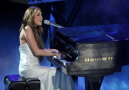  - x Performs at the American Idol Season 9 Show in Los Angeles 2010