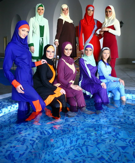 foto-personajele-din-ldquo-iubire-si-onoare-rdquo-la-piscina-ai-purta-un-astfel-de-costum-de-baie_6_ - IUBIRE SI ONOARE