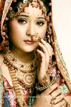 sara-khan-as-sadhana-in-wedding-dress-in-sapna-babul-ka-bidaai - Sadhna-Sara Khan
