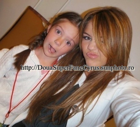 Miley-miley-cyrus-17909847-450-410[1] - Rare Pics