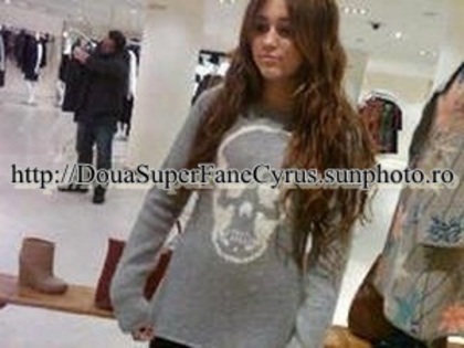 Miley-personal-miley-cyrus-17908974-300-225[1] - Rare Pics