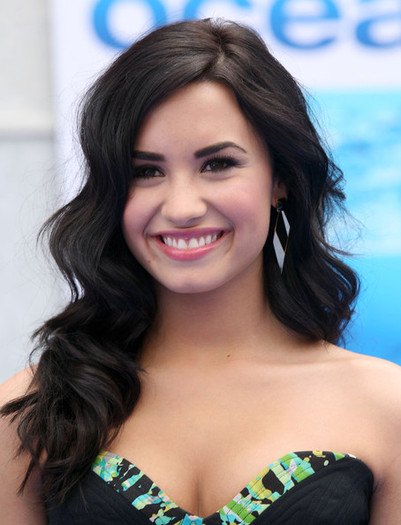 Demi Lovato - DEMI LOVATO LA PREMIERA  DISNEY NATURE OCEANS