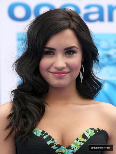 Demi Lovato - DEMI LOVATO LA PREMIERA  DISNEY NATURE OCEANS