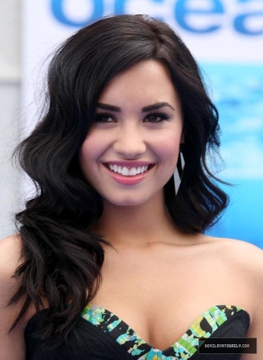 Demi Lovato - DEMI LOVATO LA PREMIERA  DISNEY NATURE OCEANS