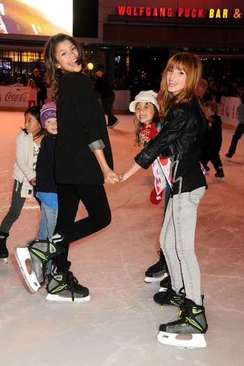 bella_thorne-disney_on_ice-002
