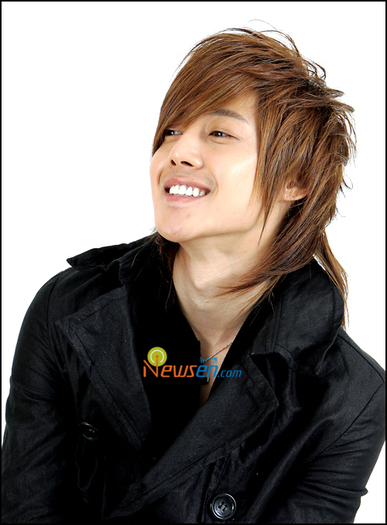 hyun-joong-leg-injury - Kim Hyun Joong