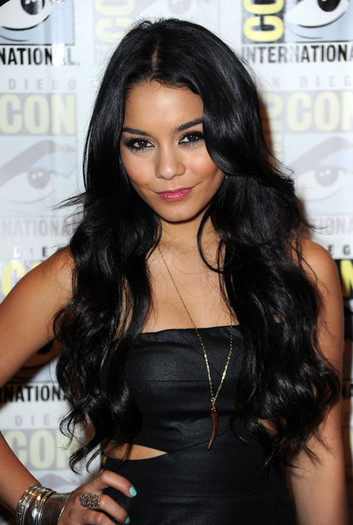 Vanessa+Hudgens+Sucker+Punch+Red+Carpet+2010+BEB0p-9mMTGl