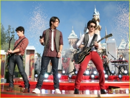 Jonas Brothers (1) - Jonas Brothers