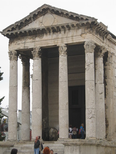 Pola - templul lui Augustus