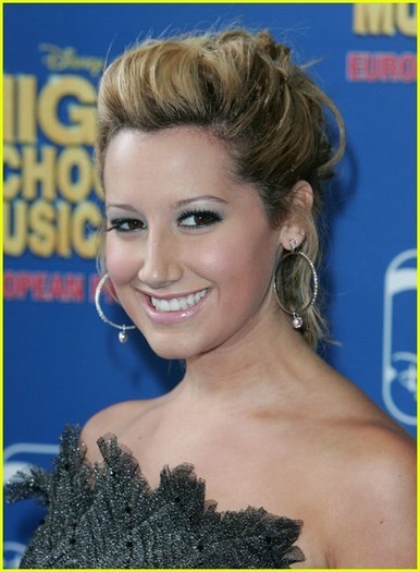 Ashley Tisdale - ASHLEY TISDALE LA PREMIERA HIGH SCHOOL MUSICAL 2 IN LONDRA