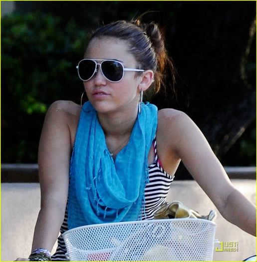 miley-cyrus-bike-sunburn-04 - 0 OMG  Ce  Chic  sa  Imbracat  Miley  Cyrus  In Poza  Asta