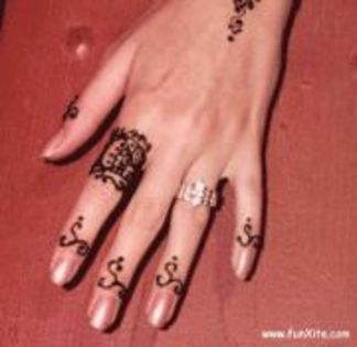 dfadaa544e086499d11e7b4dafc1ba40 - date si poze despre HENNA de la indieni