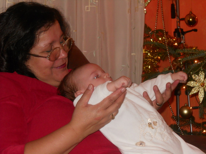 SEARA DE CRACIUN 2010; Bunica Anamaria povestind despre magia Craciunului
