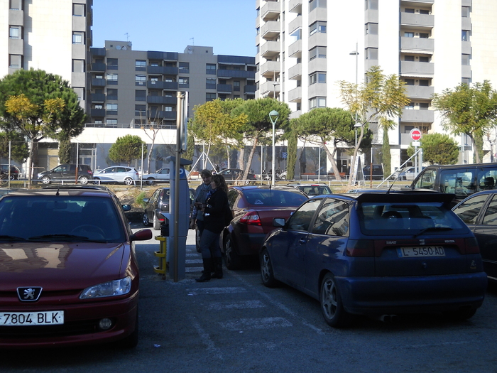 fetele se chinuie la automat parking - la shopping