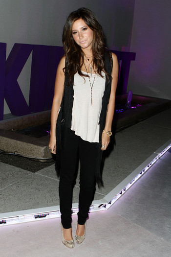 Ashley Tisdale Kinect Xbox 360 Launch Party KYGdscGSb__l