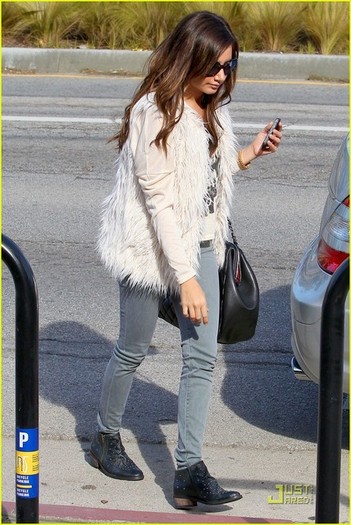 ashleytisdalefuzzyvest2