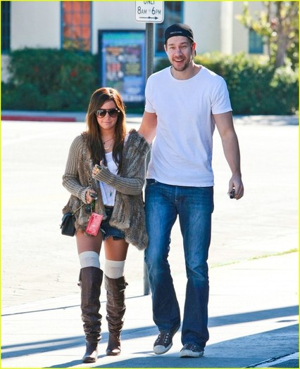 ashleytisdalescottspeere0 - Ashley Tisdale