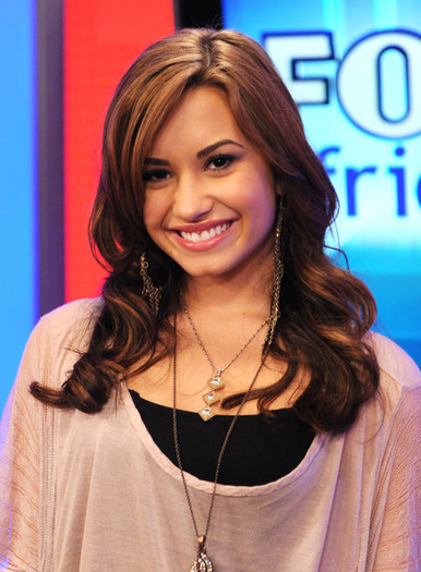 Demi+Lovato+Demi+Lovato+Jimmy+Johnson+Visit+MgBolzi2RxBl